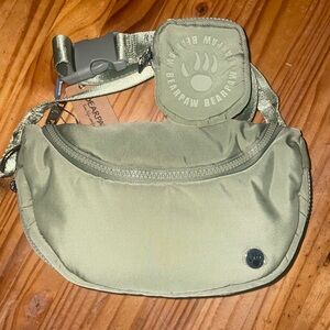 BEARPAW CRESCENT PUFFER BELT BAG W/EARPOD POCKET IN GREEN NWT